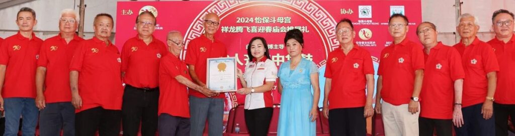 李佩玲（中）移交大马纪录大全证书给怡保斗母宫，由伍添福（左五起）和陈孟利接领。左一起是黄健和、张文鼎、朱允楠、黄燕福，右一起是陈禗峻、余伟财、陈永佳、李柏钊、辛纶皓、白世音光博。（刘剑英摄）