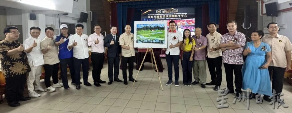 黎永威（左八）赠送油画给首席部长，由谢守钦（右七）代表接领。（范纯玮摄）