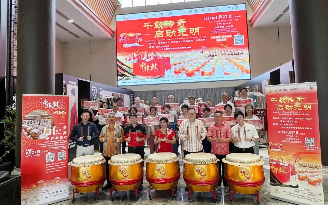 星洲日报-大会欢迎民众踊跃参与”千鼓传奇,启动光明“盛典。前左起为阮国雄、洪金发、洪启明、白世音、许国栋、汪爱泉及洪于尊。(陈佩丝摄)