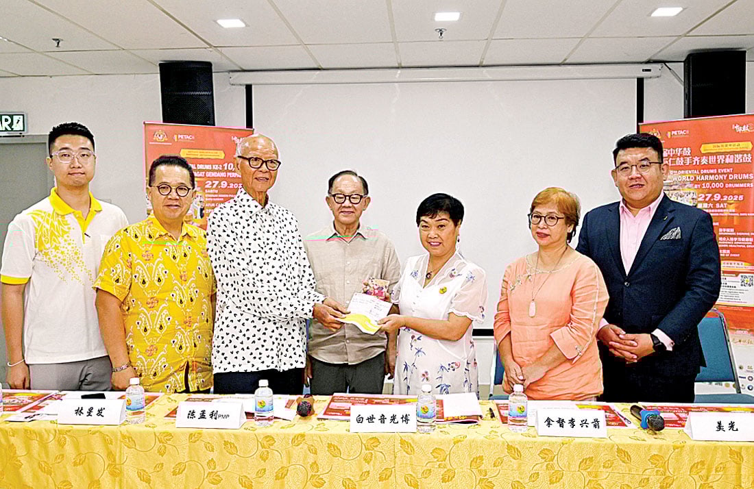 陈孟利（左3）移交捐款予白世音（右3），由陈恒光（左起）、林星发、李兴前、美光及吴俊强见证。