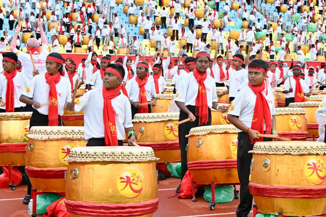 友族学生的击鼓演出，获得掌声连连。