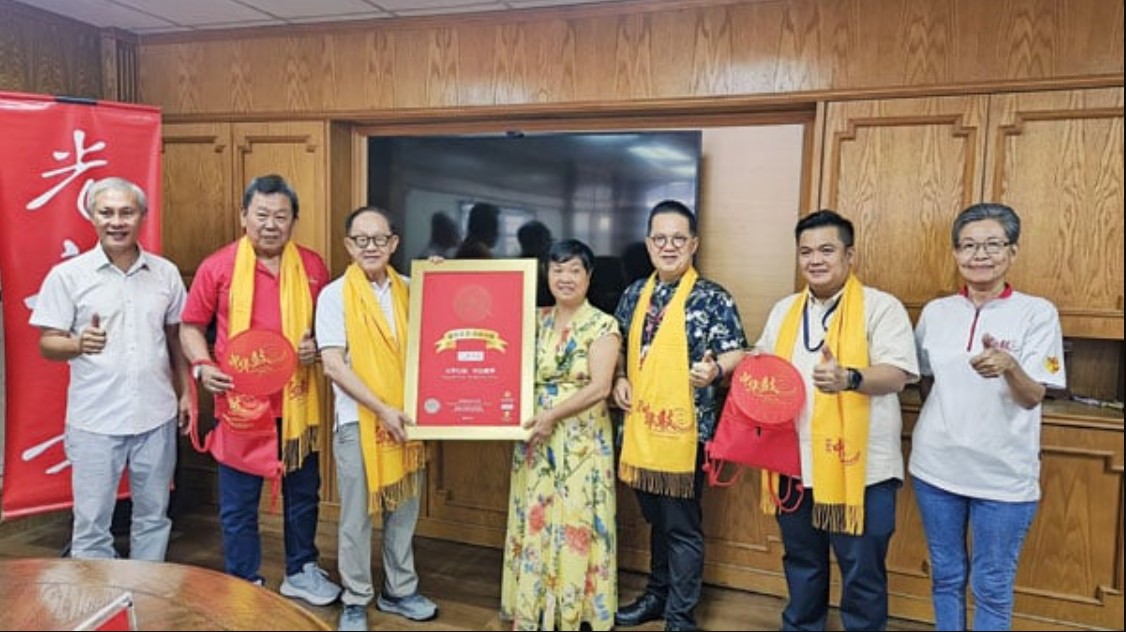 白世音院长(右4)颁发白世音德行天下 光宇纪录给《光华日报》，由总经理拿督李兴前(左4),署理总经理林星发(左3)接领。左1起为江汉文及周志伟。左1起为光亮，金明及丽春陪同。