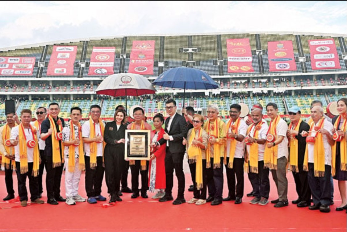 第二届中华鼓·万仁鼓手齐奏世界和谐鼓活动，创下《东盟纪录》 “最大规模齐奏中华鼓、马来鼓、印度鼓及“能响即鼓”。