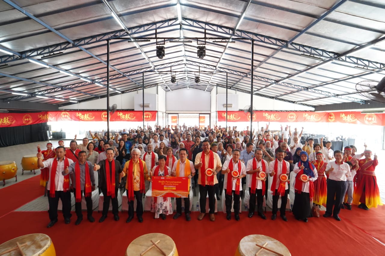 受惠学校的校长与教师在接领中华鼓后，与主办单位白世音文化艺术研究协会荣誉会长及国际中华鼓机构创办人白世音（左5），武吉淡汶州议员吴俊益（右7），5州教育局总监与代表及嘉宾们一同合影，场面温馨隆重，象征推动鼓艺文化教育的重要一步。左3起为本报署理总经理林星发及Auto-City Group 创办人张健丰。