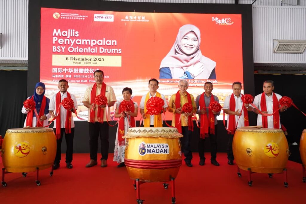 武吉淡汶州议员吴俊益(右5)与白世音文化艺术研究协会荣誉会长及国际中华鼓机构创办人白世音(左4),Auto-City Group 创办人张健丰(右4)联合教育厅长与代表共同主持剪彩仪式,为活动拉开序幕。