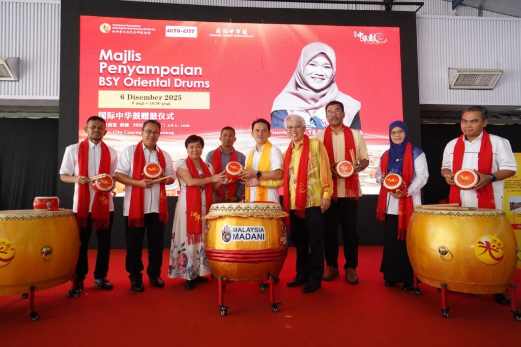 白世音文化艺术研究协会荣誉会长及国际中华鼓机构创办人白世音(左4)赠送中华鼓给教育部长法迪娜,由武吉淡汶州议员吴俊益(右5)接领。右4为Auto-City Group 创办人张健丰。