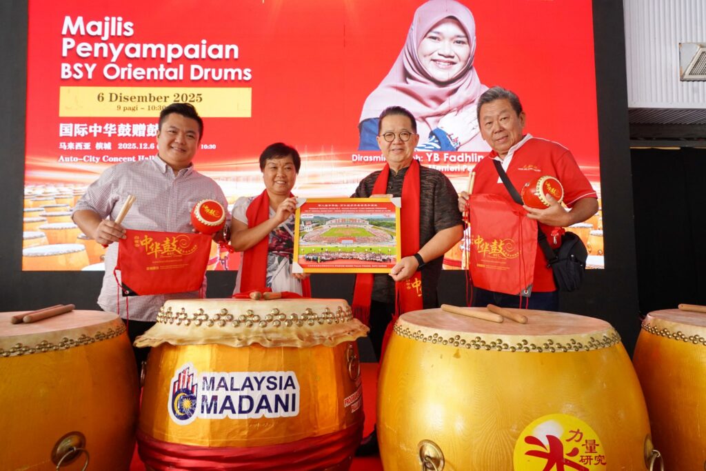 白世音文化艺术研究协会荣誉会长及国际中华鼓机构创办人白世音(左2)赠送中华小鼓及纪念品予本报署理总经理林星发(右2)、营业及发行部高级经理周志伟(左1)及霹雳州经理兼采访主任江汉文(右1),并在会后一起合影留念。