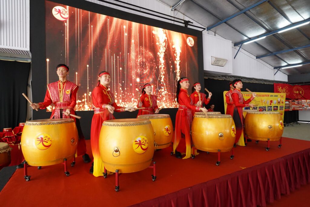 会上亦呈献精彩的中华鼓,第四级《金品鼓》表演,震撼的鼓声与整齐的节奏为活动增添气势,现场掌声不断。