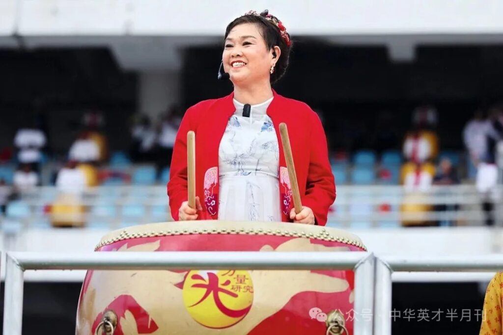 国际中华鼓机构创办人、第二届“中华鼓·万仁鼓手齐奏世界和谐鼓”盛典筹委会主席白世音，现场带领万名鼓手一同擂响中华鼓