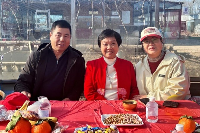 新加坡白世音研究与发展机构创办人白世音院长（中）、549无花果采摘园农庄主创始人李树久董事长（左）和北大校友行理女士（右）