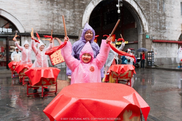 来自洛阳市一幼儿园,在园长带领下,小鼓手,老师和家长们奋力击鼓,展现传承精神