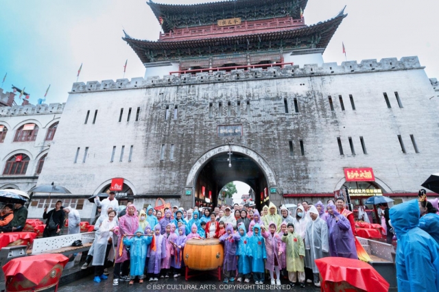 来自中国、新加坡、马来西亚鼓手与白世音院长(左9)及林星发(右8)合影:以鼓为桥,共传和平团结
