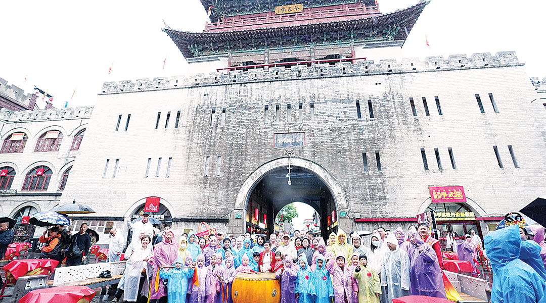 来自中国、新加坡及马来西亚的鼓手与白世音院长（左9）合影留念，记录跨地域文化交流的珍贵时刻，共同见证中华鼓声传递和平与团结的美好意义。右8为林星发。