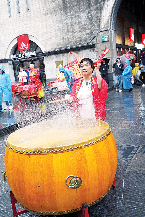 白世音院长引领大家于洛阳丽景门前擂响“中华鼓”,正式奏响世界和平鼓第一声。