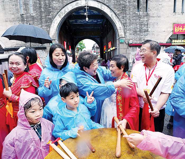来自洛阳市一幼儿园,在园长带领下,小鼓手、老师和家长们奋力击鼓,展现传承精神。